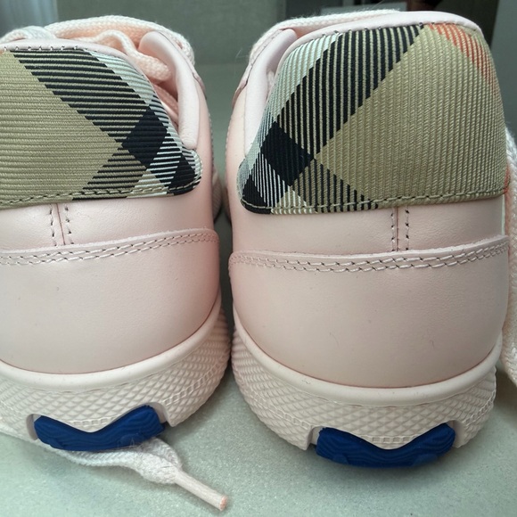 Pink Women’s Burberry Sneakers Size 8 New Never Worn - Picture 4 of 5